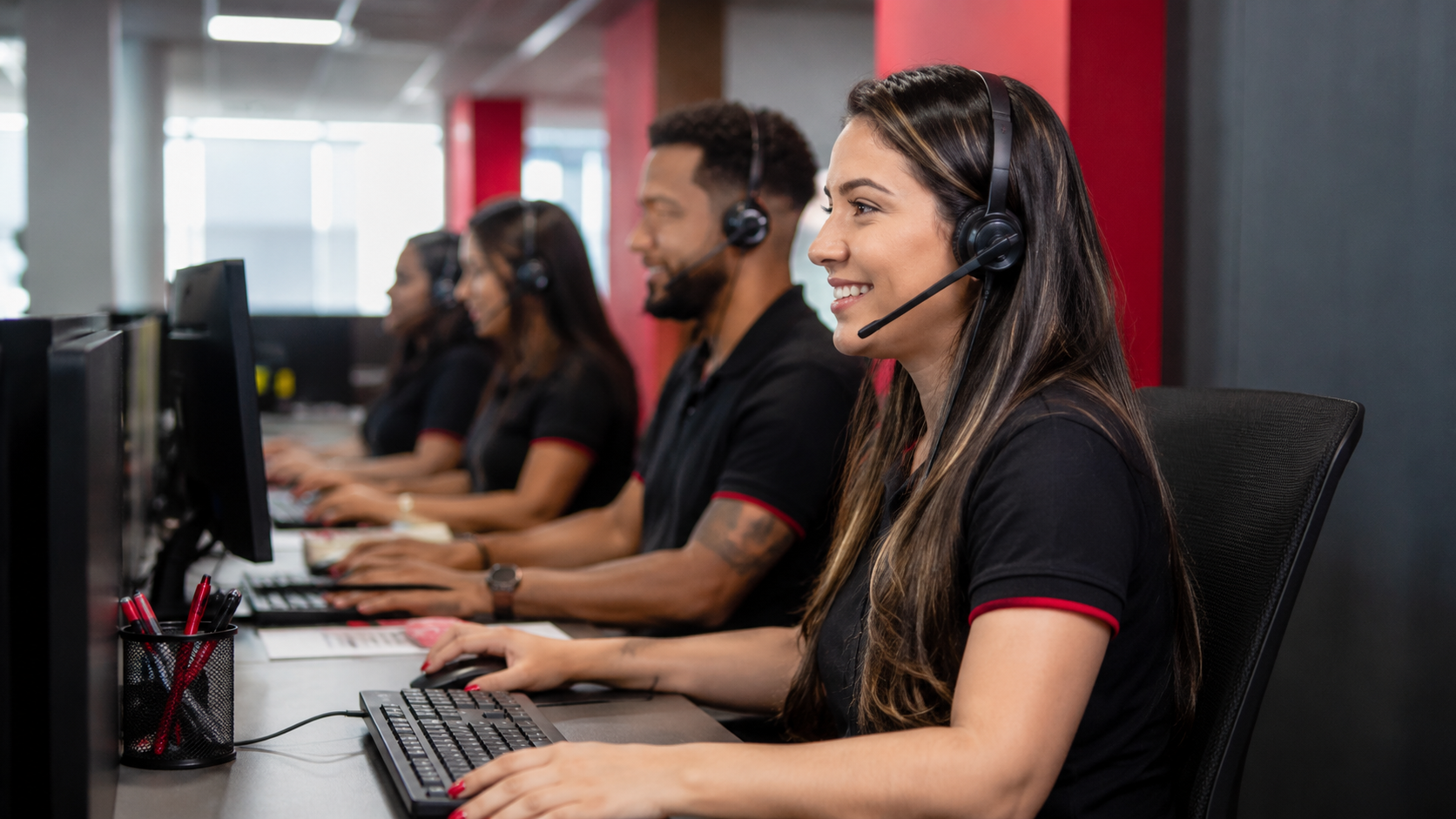Equipe de suporte de TI em central de operações